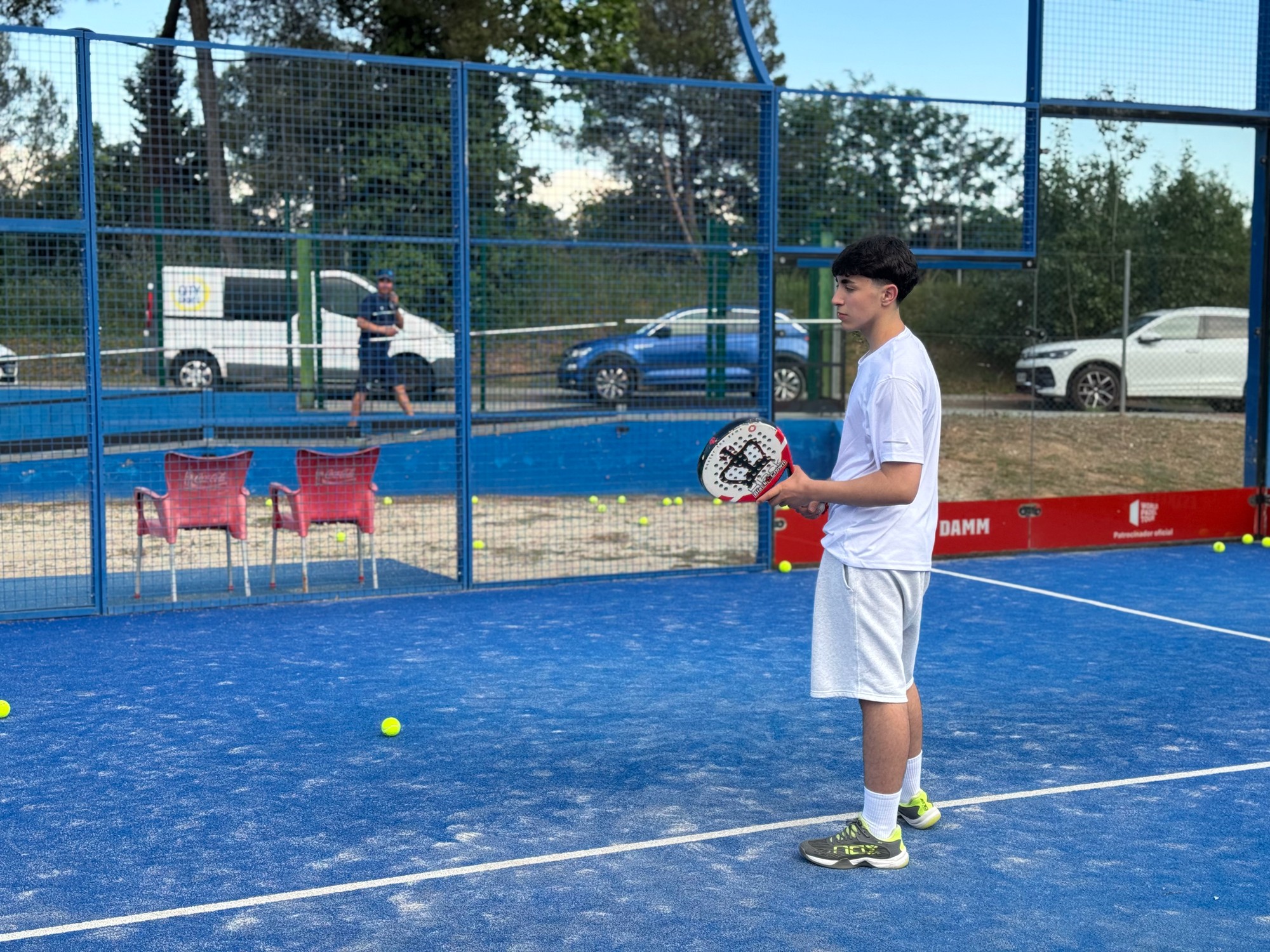Adults jugant a pàdel a City Sports